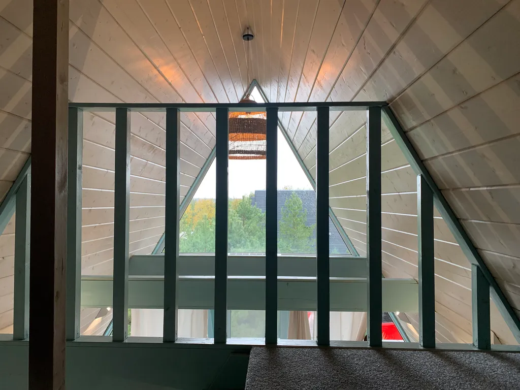 Дом-шалаш на берегу озера