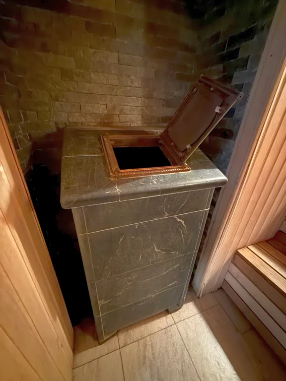 Дом с бассейном, спортзалом и 3 спальнями