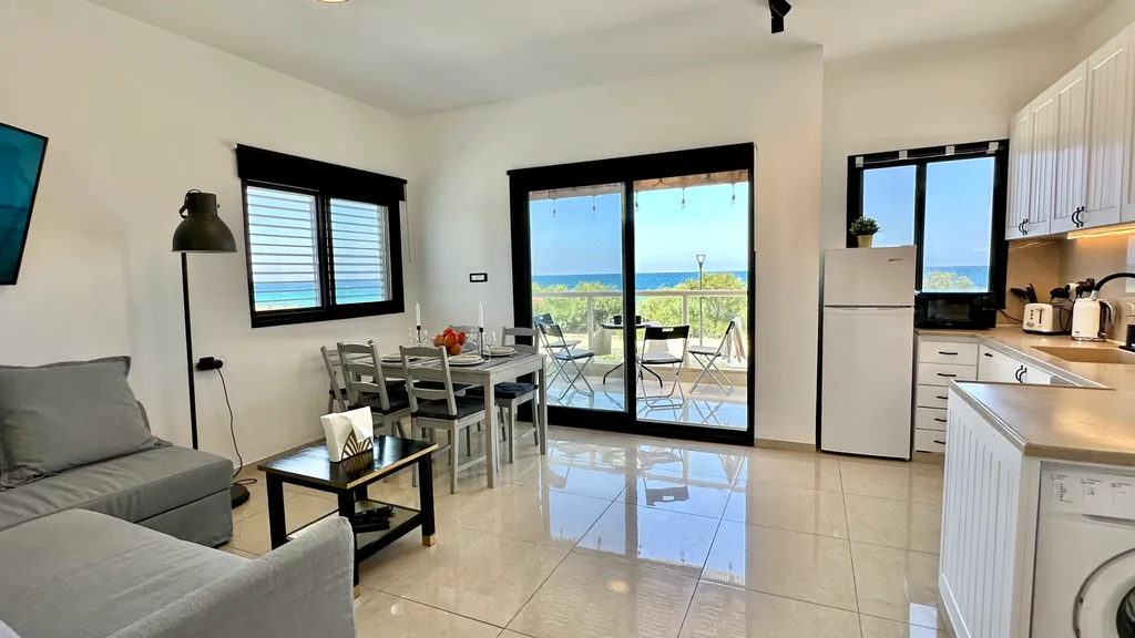 GW951 Квартира с балконом с видом на море (Gugel Waves Nahariya)