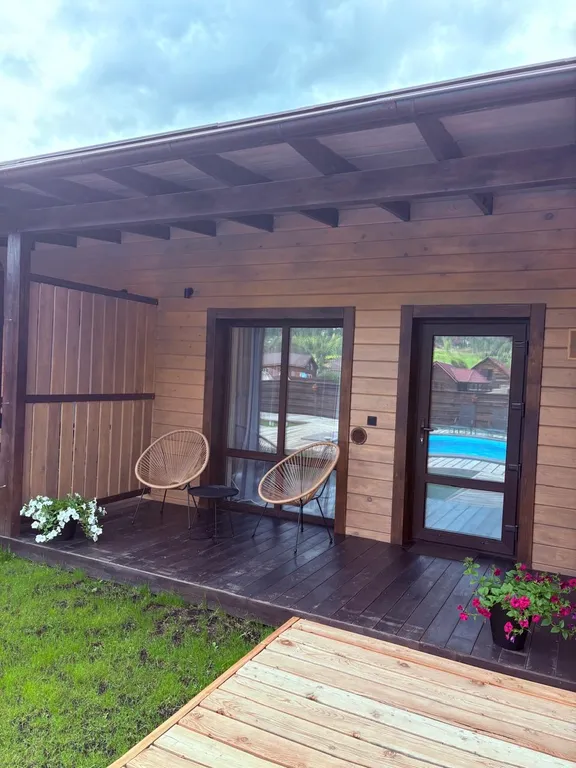 Уютная комната с террасой и видом на горы