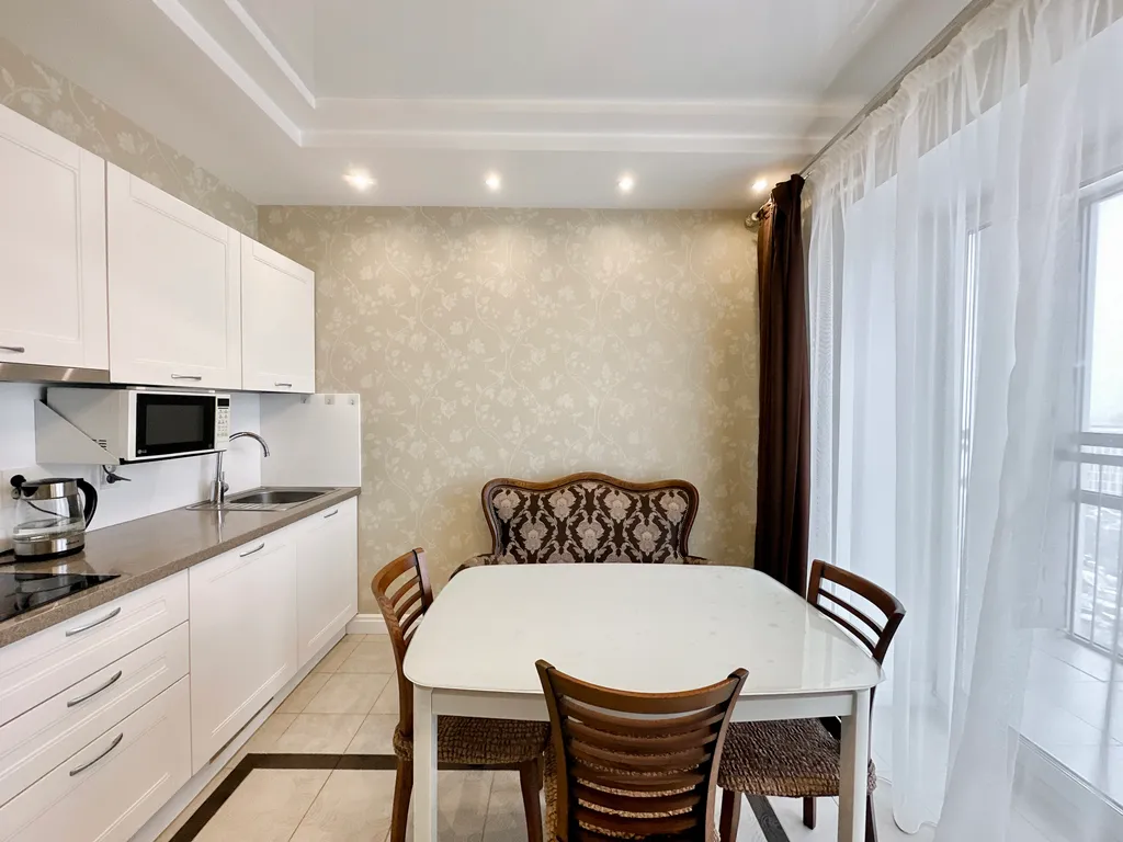 Апартаменты с панорамными окнами на залив