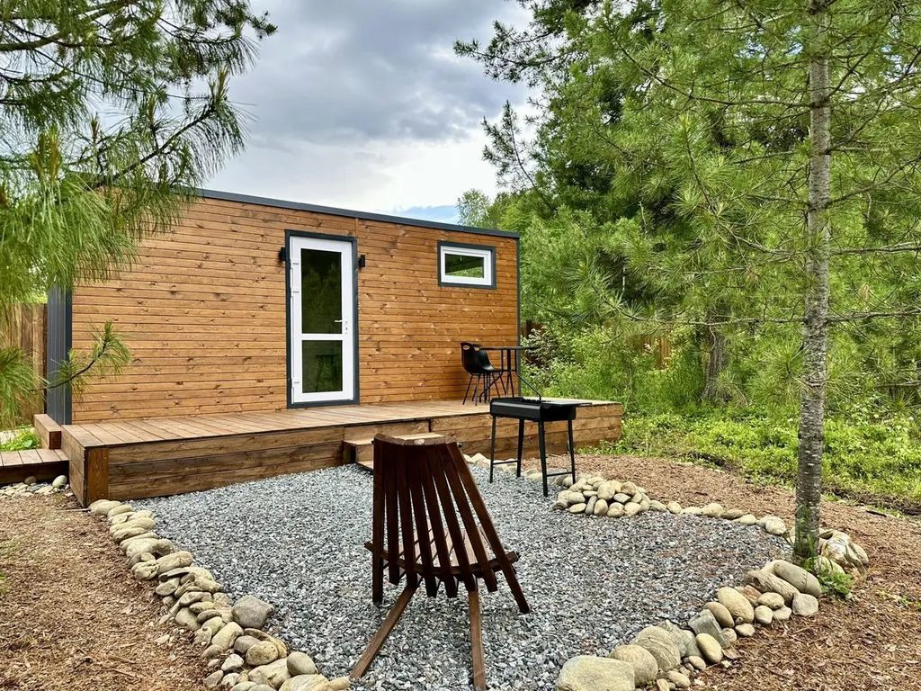 Домик в тихом и спокойном месте в окружении леса