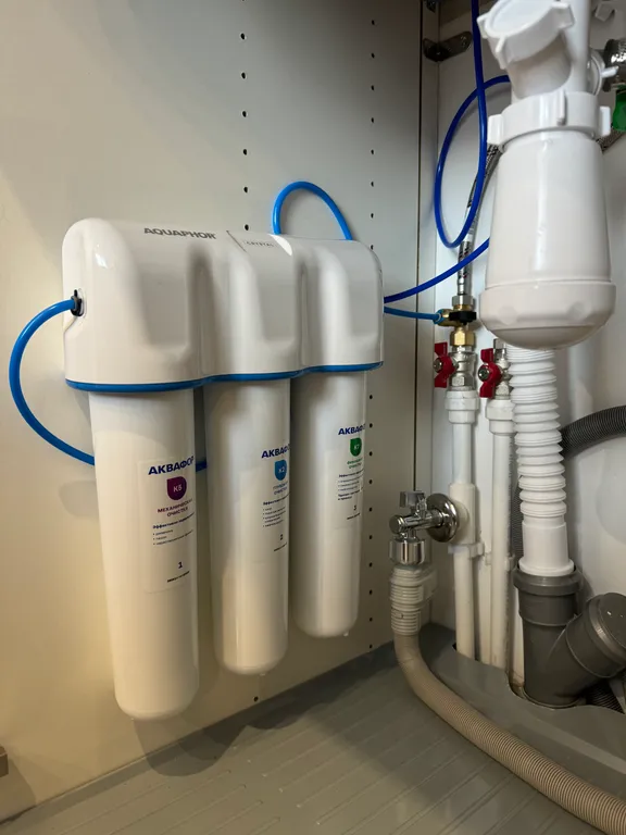 Квартира в стиле лофт с отдельной спальной зоной и гардеробной