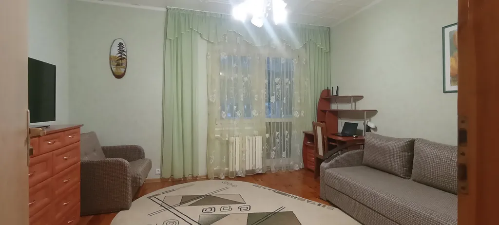 Уютный просторный дом с камином электрическим