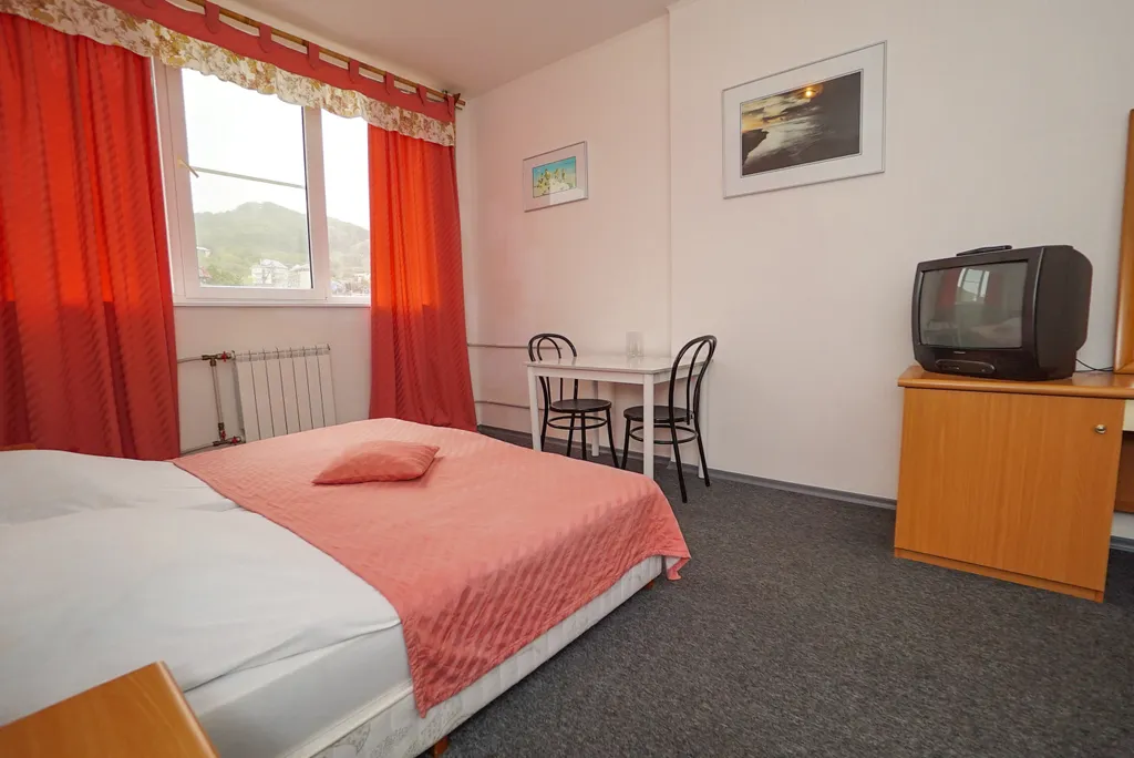 Трёхместная комната без балконом в сторону поселка