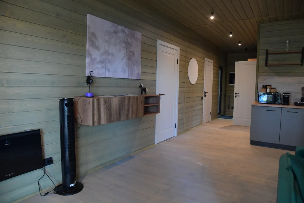 Дом с панорамными окнами в чаще леса у берега реки