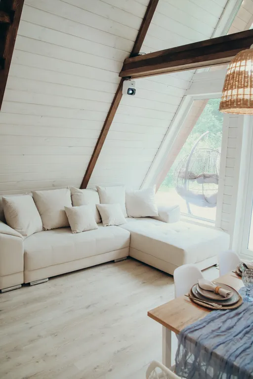 Треугольный дом на берегу озера