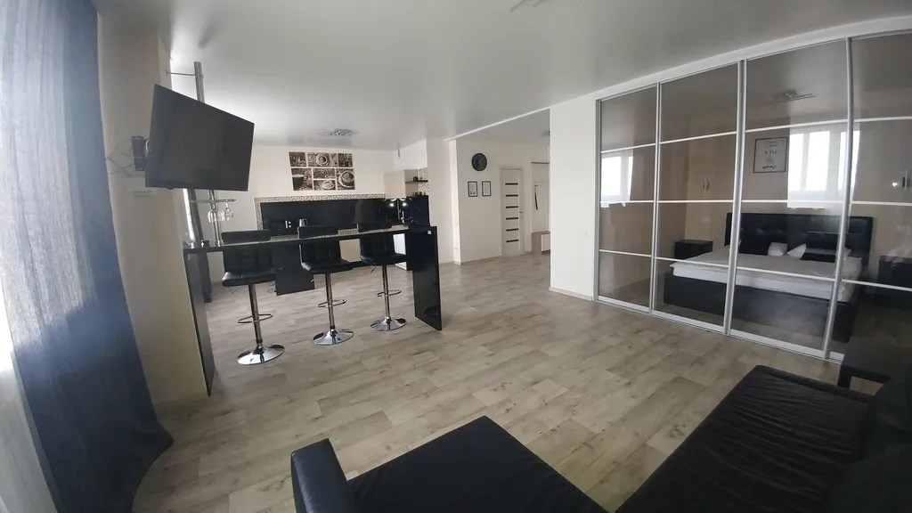 Просторная комфортабельная квартира-студия с дизайнерским ремонтом