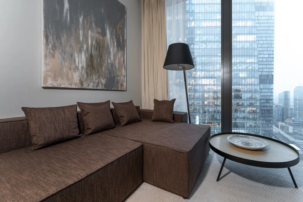 Квартира с угловой спальней и панорамной ванной комнатой