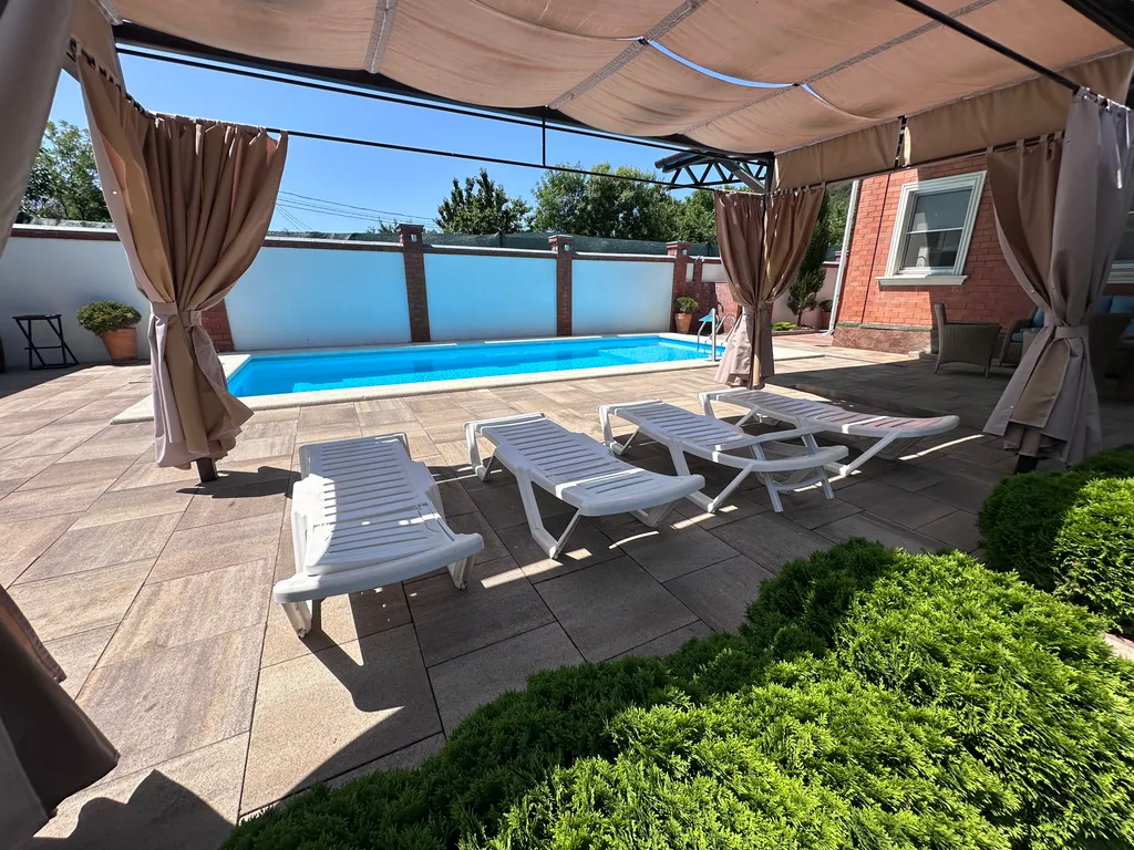 С бассейном на пляже