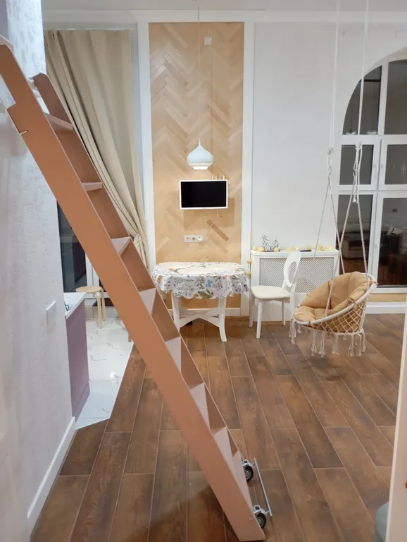 Уютная студия с высокими потолками