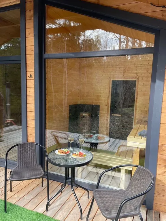 Дом с баней и ванна в лесу