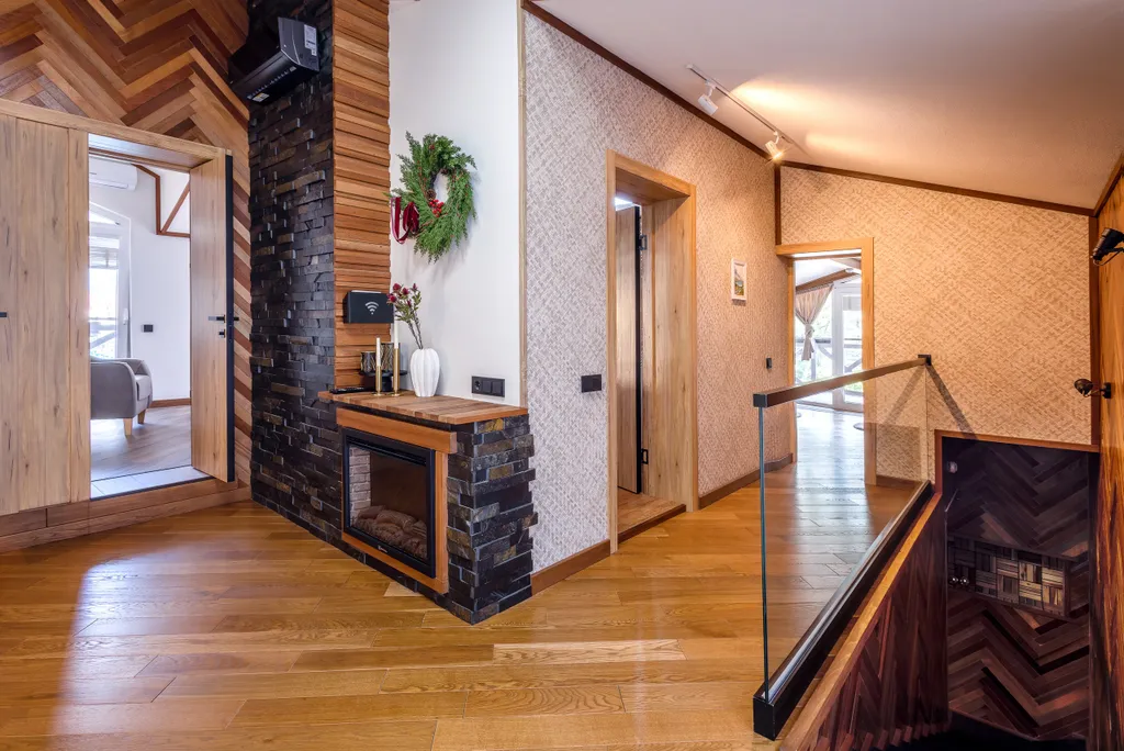 Дом у сквера в центре Поляны