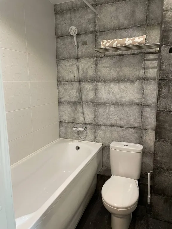 Стильная студия с красивым видом из окна