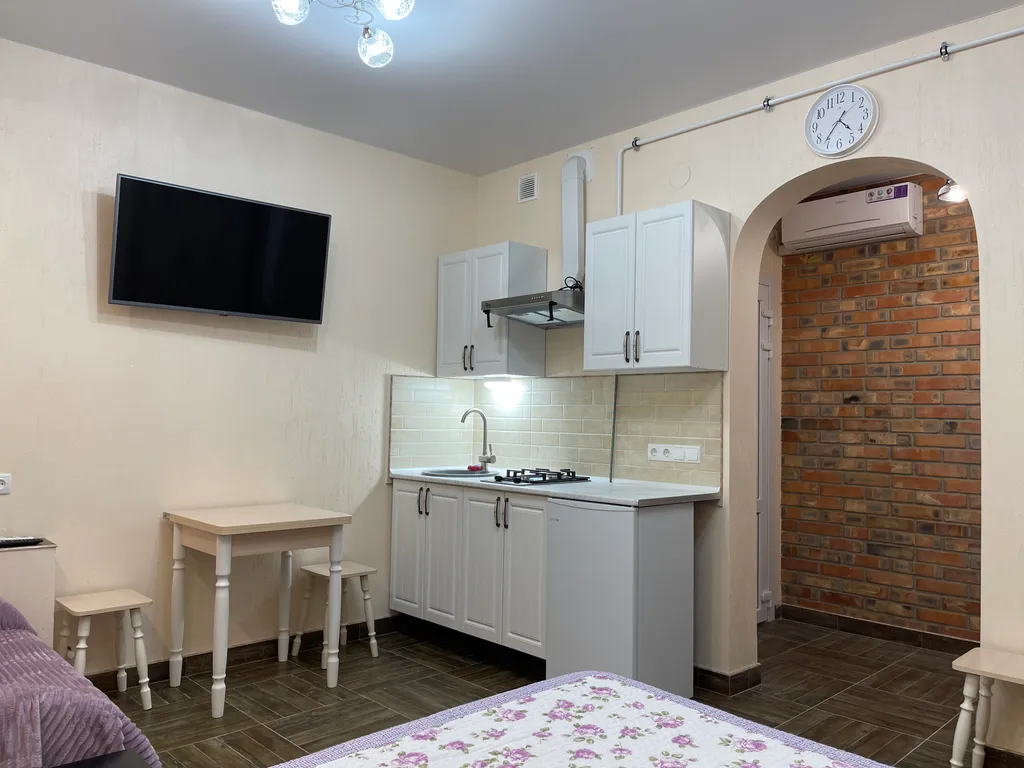 Комфортные апартаменты - студия, с кухней, на первом этаже