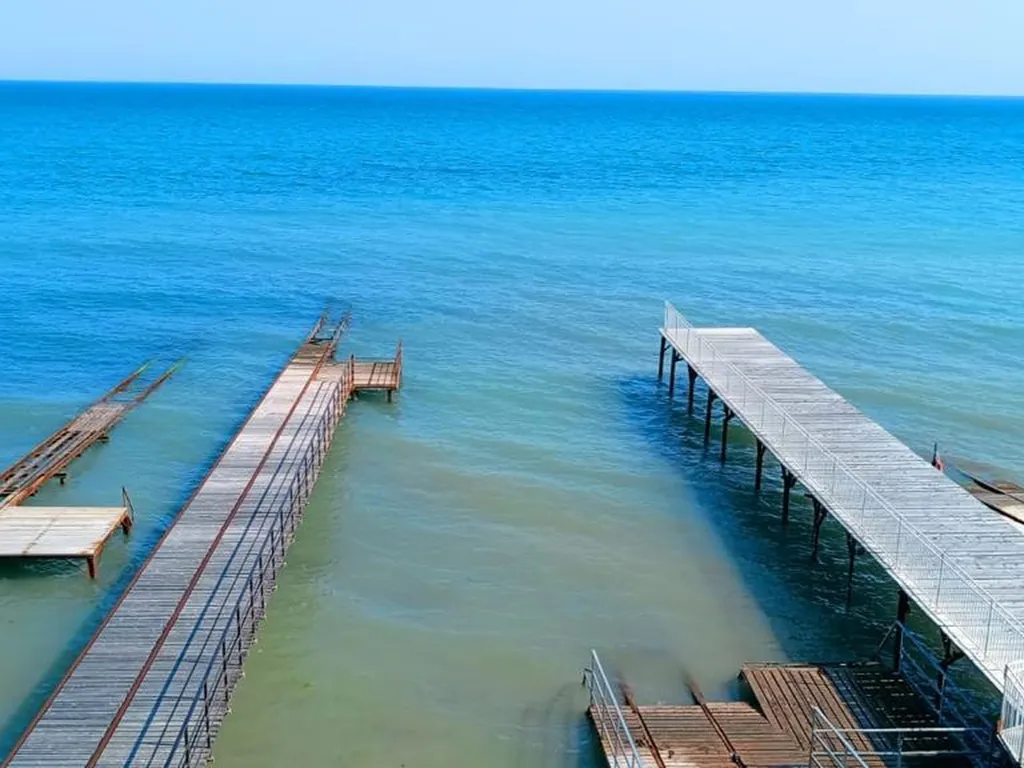 Эллинг нa беpeгу моpя