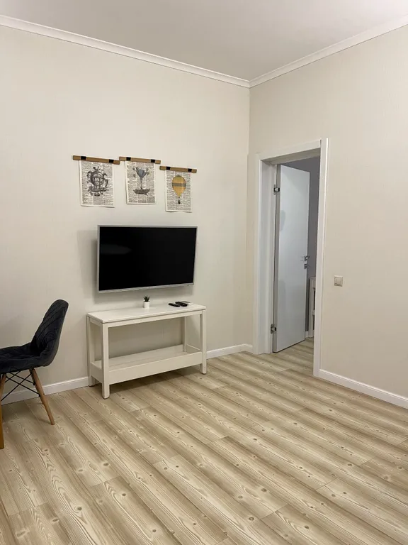 Дизайнерская квартира с бассейном и выделенной спальней