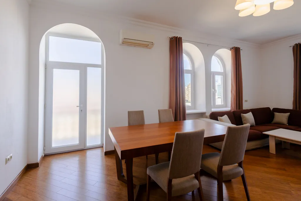 Апартаменты с видом на торговую улицу