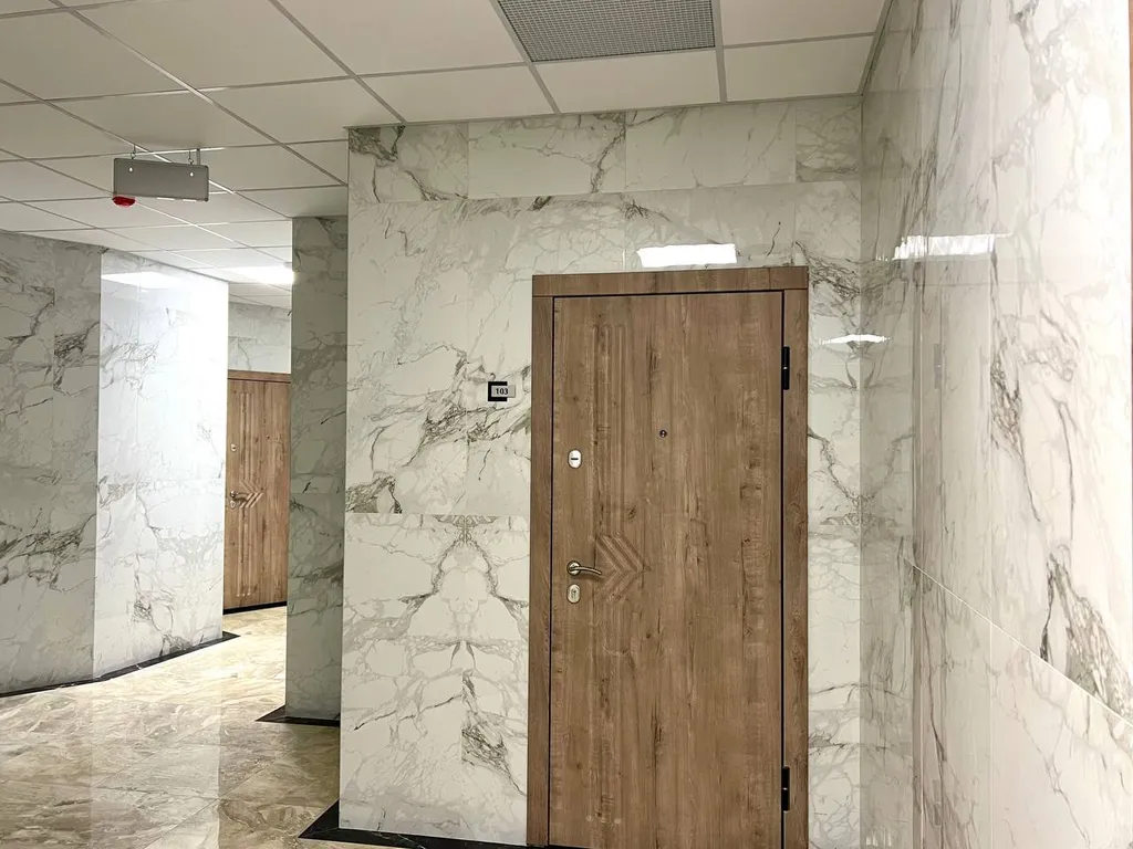 Современный апартамент с бассейном