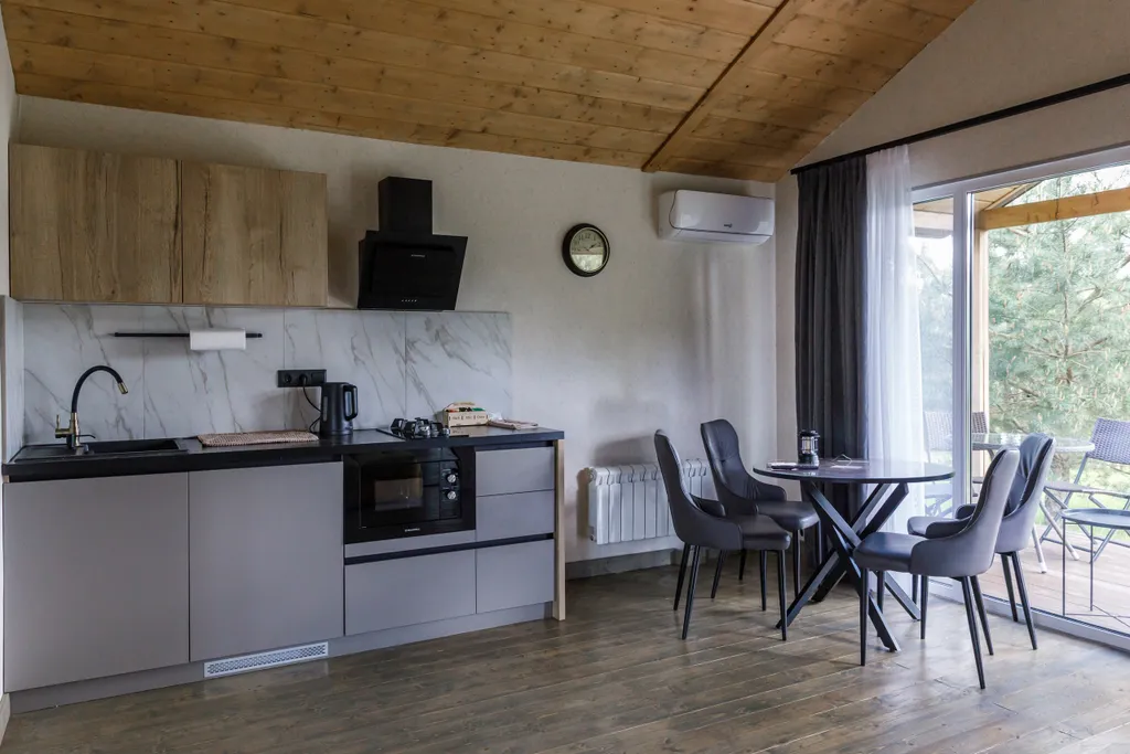 Уютный коттедж в лесу у пруда