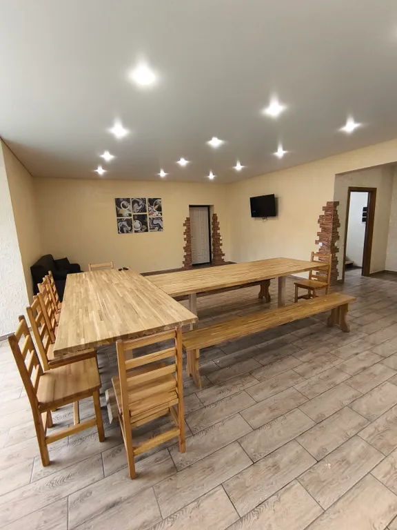 Большой дом с большим залом и с баней