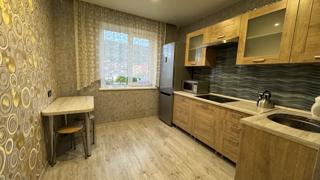 Просторная светлая квартира в центре с видом на горы