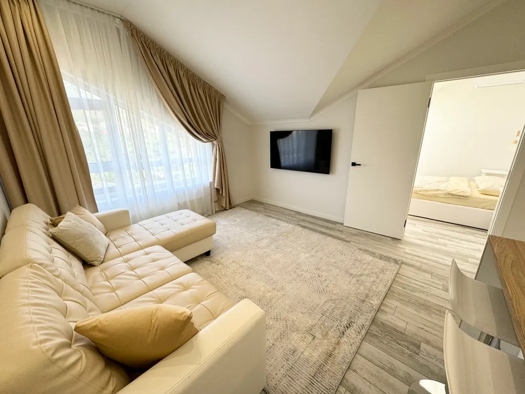 Двухуровневая евротрешка возле моря