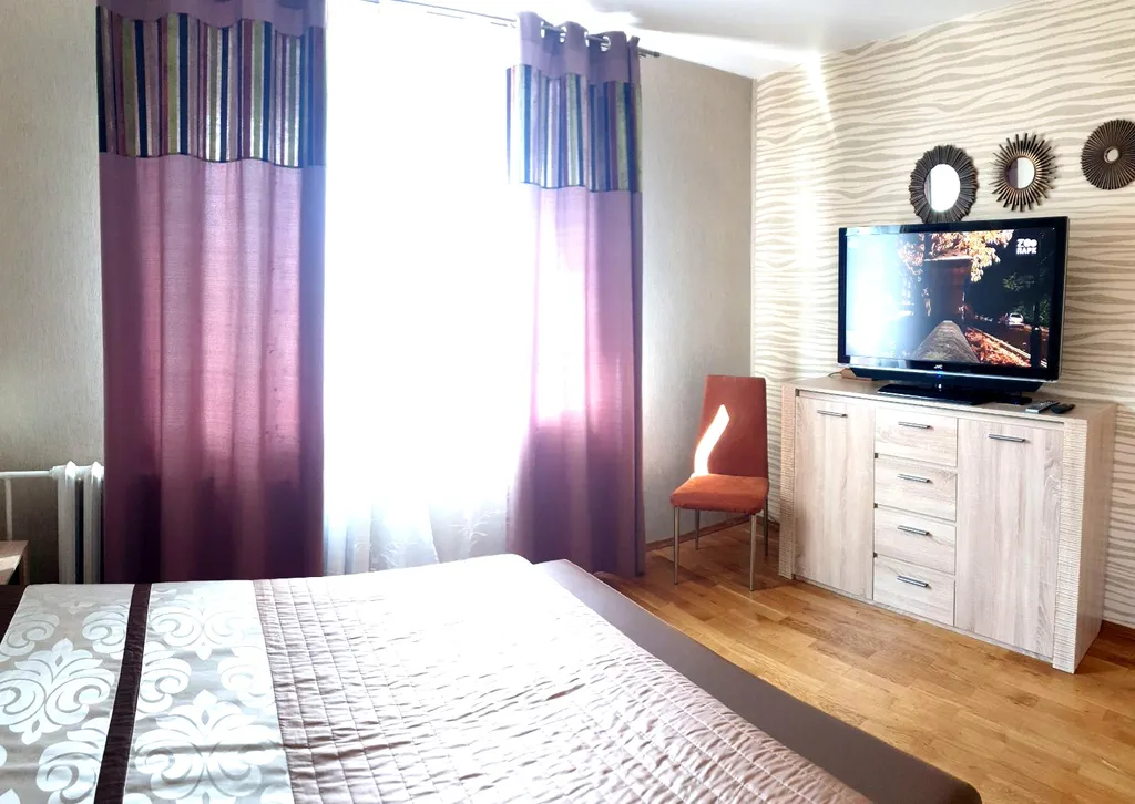 Апартаменты с двумя спальнями  возле торговых центров