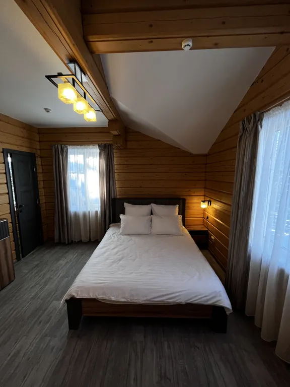 Усадьба в лесу с видом на горы