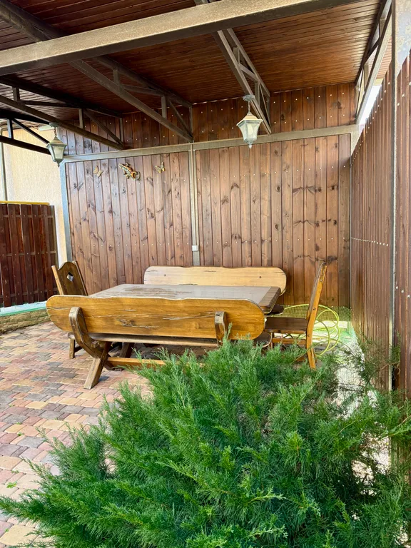 Изумрудный дизайнерский коттедж с бассейном