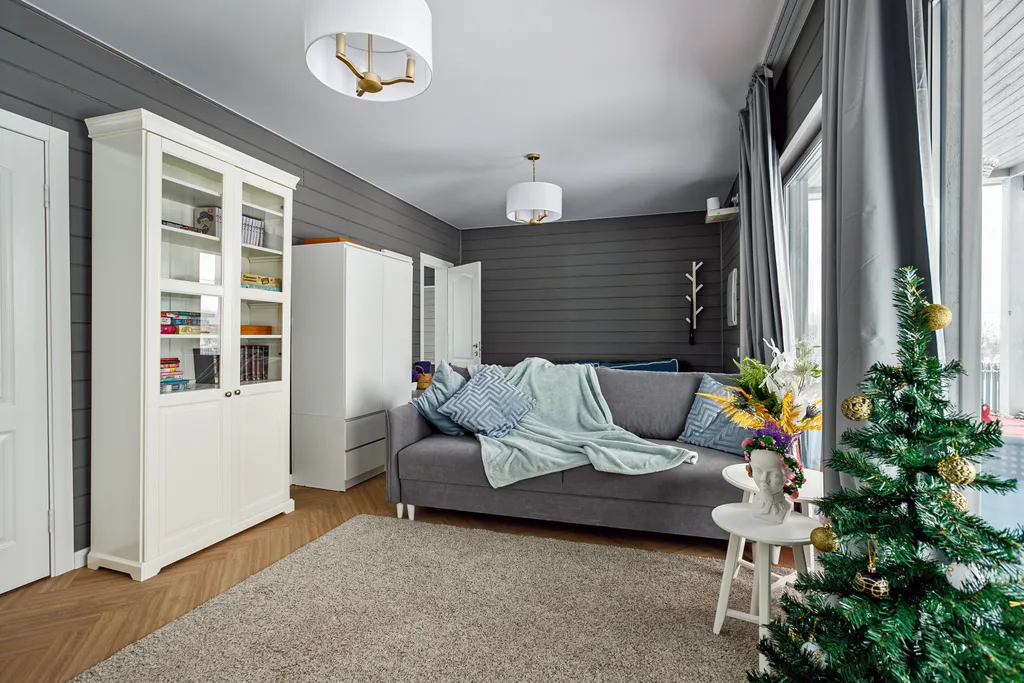 Grey House с дикими зайцами