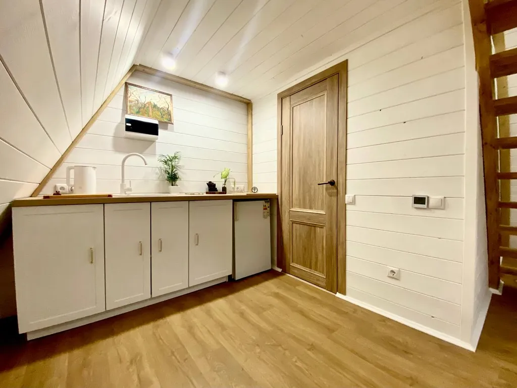 Уютный треугольный домик