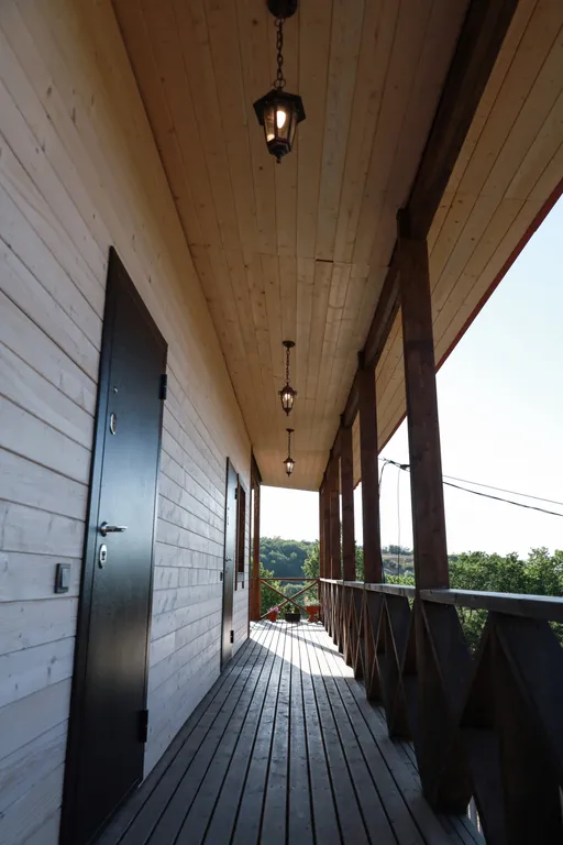 Коттедж Уютный современный дом в горах, крытая терраса с панорамой гор и озера — Соколиное