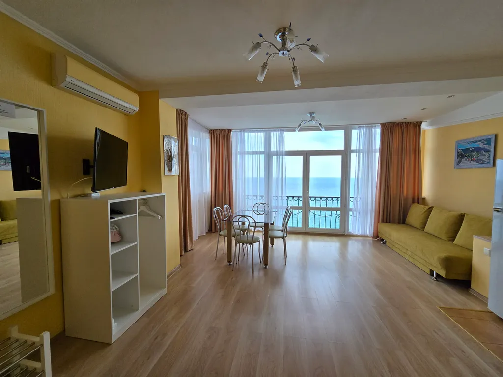 Апартамент с видом на море в эллинге Селена