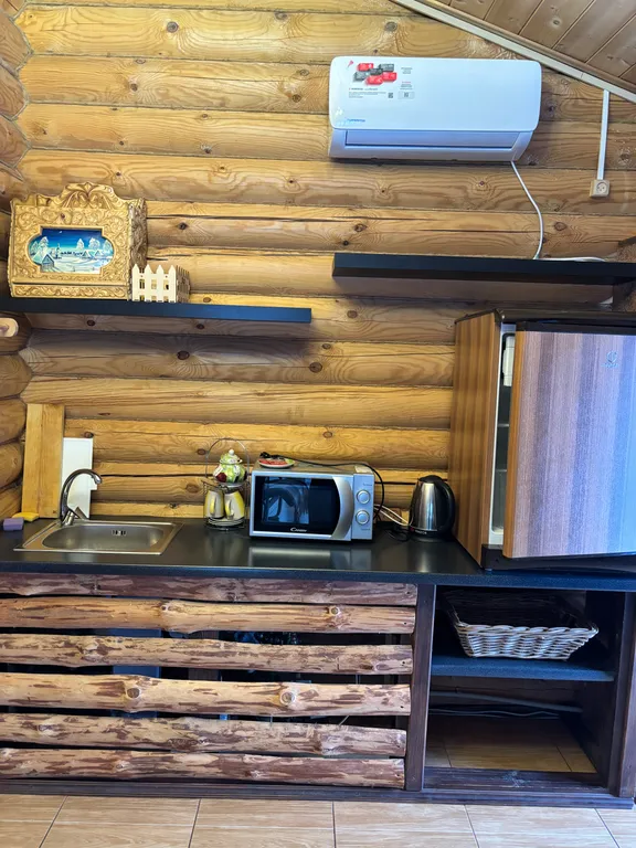 Бревенчатый дом в парковой зоне