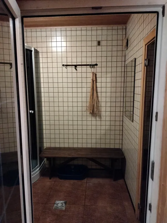 Уютный коттедж с дровяным камином, в окружении лесного массива