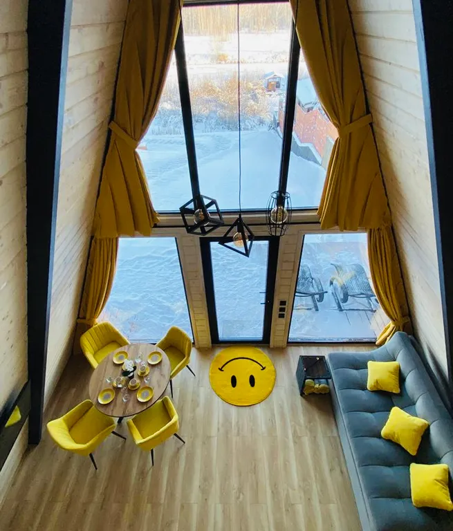 Треугольный дом A-фрейм с панорамными окнами Космос