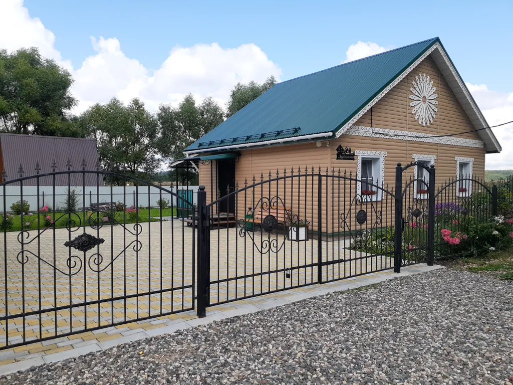 Уютный домик в деревне с верандой