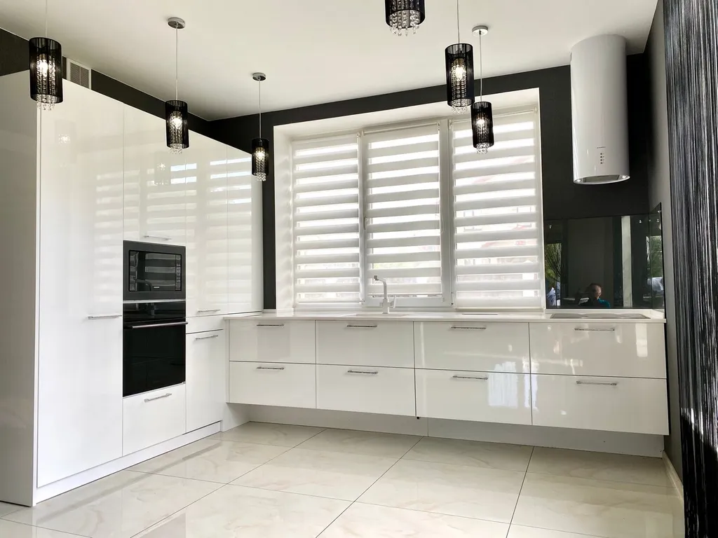 Современный коттедж в 12 км от Минска с плавательным озером, баней