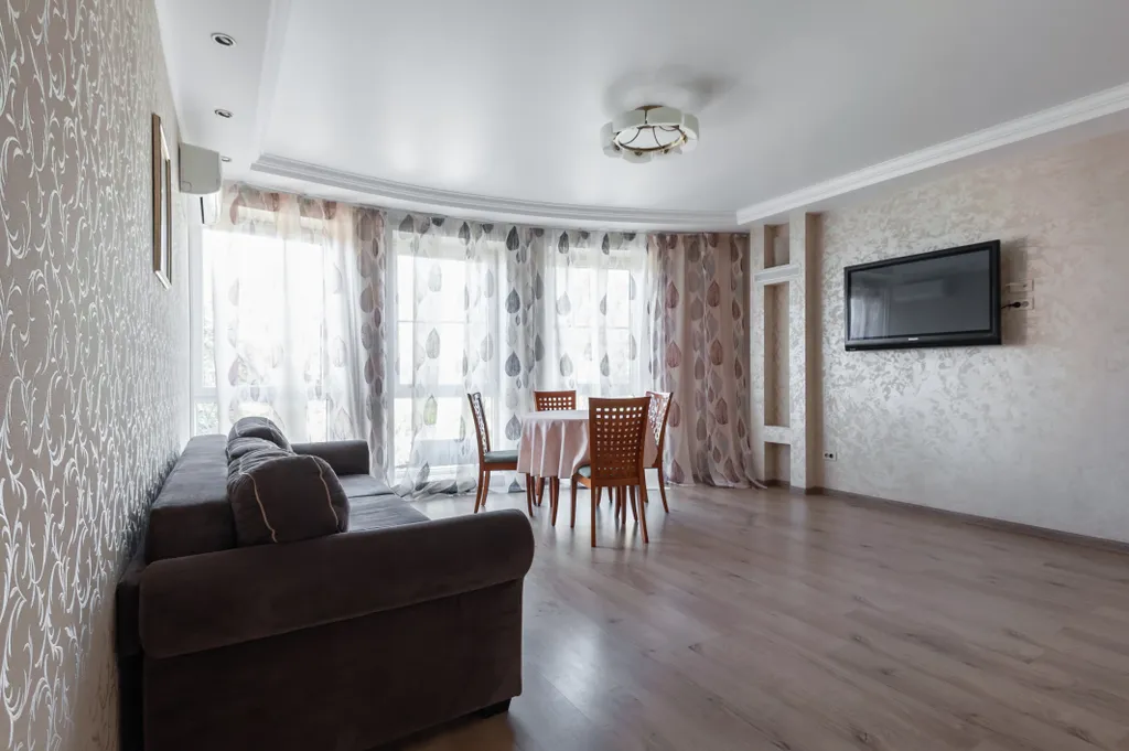 Просторная 3-кoмнатная квapтиpa с панорамными окнами в тихом центре