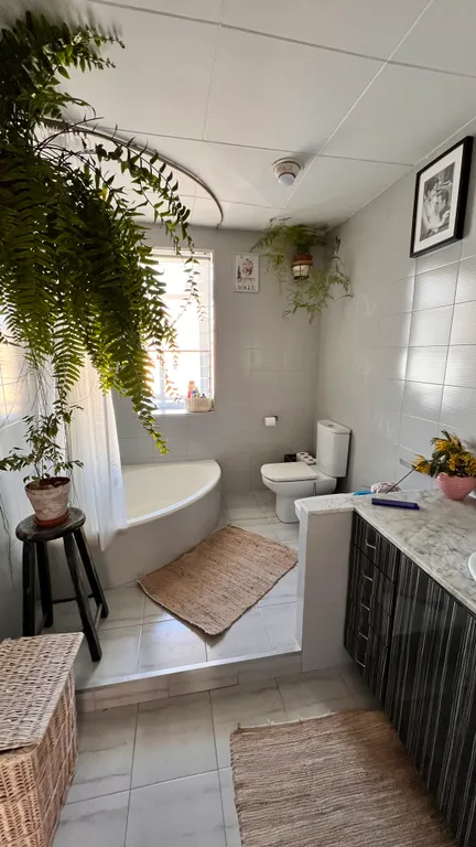 Уютная комната с балконом в центре