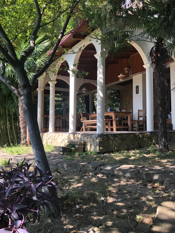 Два дома на море с бассейном и садом