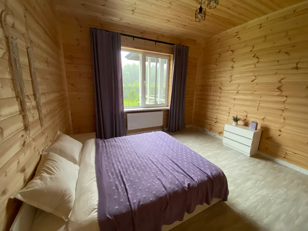 Домик у воды в окружении леса