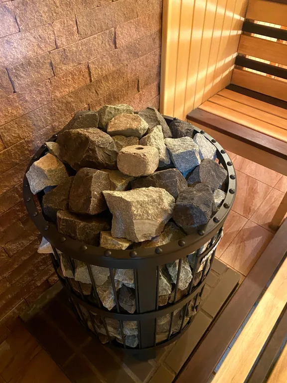 Современный новый дом с баней и банным чаном и бассейном