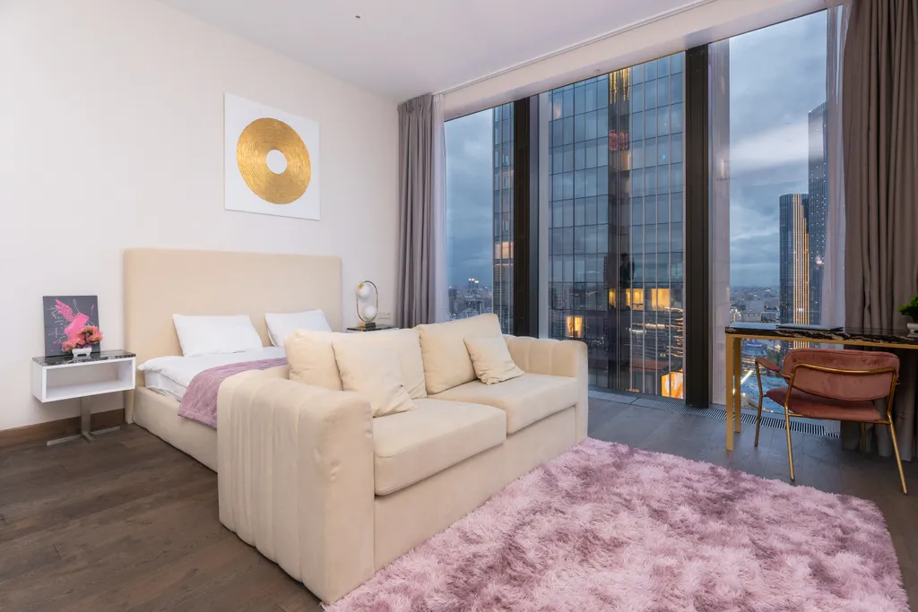 Sky City Moscow LUX Студия с большим окном с видом на башни и город