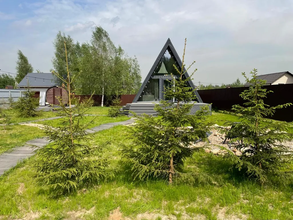 Домик в шалаше в деревне