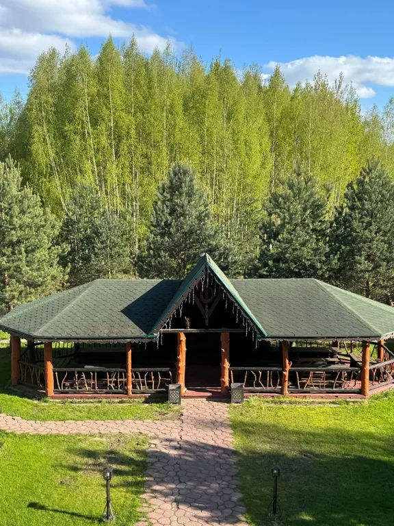 Деревянный коттедж с большой территорией рядом с городом