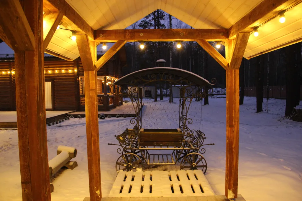 Новогодний дом в лесу