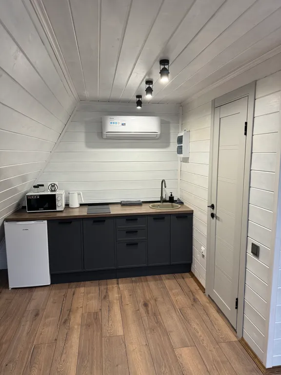 Домик афрейм в дубовом лесу