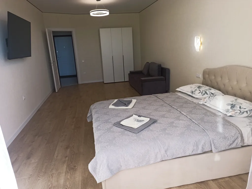 Просторная квартира в новом доме у цветника